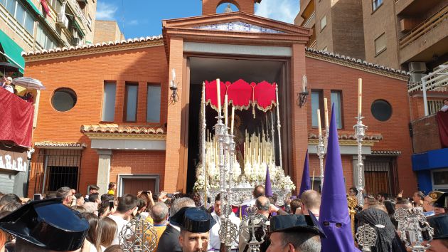 Salida del palio de la Virgen de la Caridad de la iglesia de los Dolores por primera vez en la Semana Santa de Granada Salida del palio de la Virgen de la Caridad de la iglesia de los Dolores por primera vez en la Semana Santa de Granada