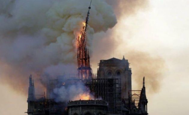 "Hay un fuego muy vivo, impresionantes las llamas sin control en el techo de la catedral" "Hay un fuego muy vivo, impresionantes las llamas sin control en el techo de la catedral"