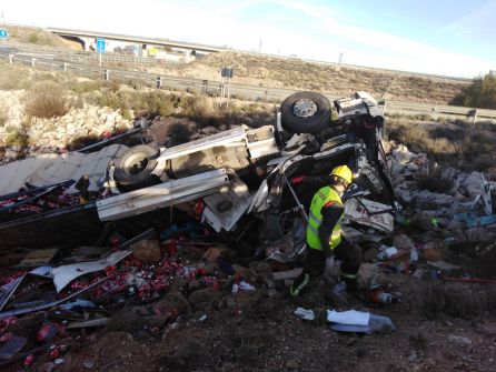 Rescatada una joven embarazada tras empotrar su coche contra un camión en la A3 Rescatada una joven embarazada tras empotrar su coche contra un camión en la A3