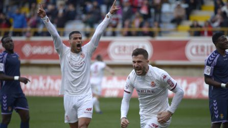 Dioni y Aridane celebran un gol del delantero malagueño Dioni y Aridane celebran un gol del delantero malagueño