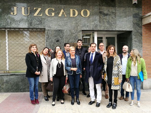 El candidato Popular Pablo Pérez arropado por miembros de su lista esta mañana en la Junta de Zona El candidato Popular Pablo Pérez arropado por miembros de su lista esta mañana en la Junta de Zona