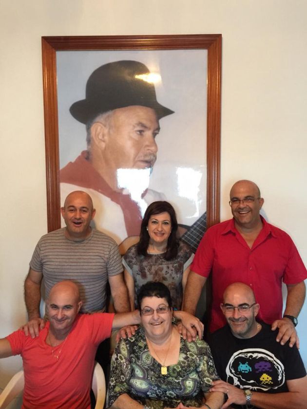 Luis Arráez con sus hermanos y al fondo, la imagen de su padre. Luis Arráez con sus hermanos y al fondo, la imagen de su padre.