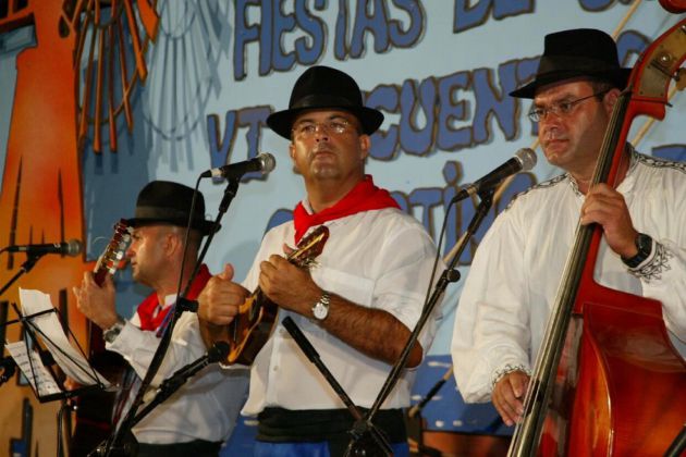 Luis Arráez con la parranda marinera de Órzola. Luis Arráez con la parranda marinera de Órzola.