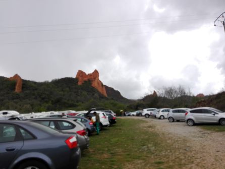 Protección civil vuelve a desviar el tráfico en Médulas ante la avalancha de coches Protección civil vuelve a desviar el tráfico en Médulas ante la avalancha de coches