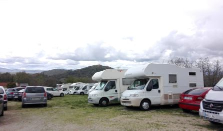 Protección civil vuelve a desviar el tráfico en Médulas ante la avalancha de coches Protección civil vuelve a desviar el tráfico en Médulas ante la avalancha de coches