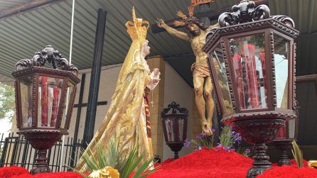 El paso de la Piedad, en su salida desde el barrio de Las Palmeras El paso de la Piedad, en su salida desde el barrio de Las Palmeras