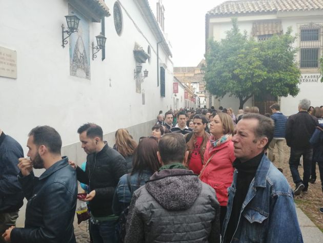 Colas para ver las imágenes de la hermandad de El Nazareno. Colas para ver las imágenes de la hermandad de El Nazareno.