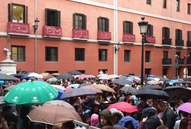 Llueve en la salida de la hermandad de El Nazareno, en Granada Llueve en la salida de la hermandad de El Nazareno, en Granada
