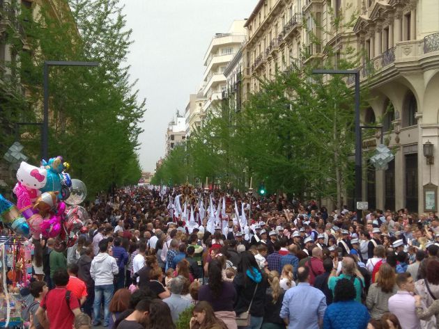 La hermandad de Los Estudiantes avanza por la Gran Vía de Granada entre un mar de cabezas La hermandad de Los Estudiantes avanza por la Gran Vía de Granada entre un mar de cabezas
