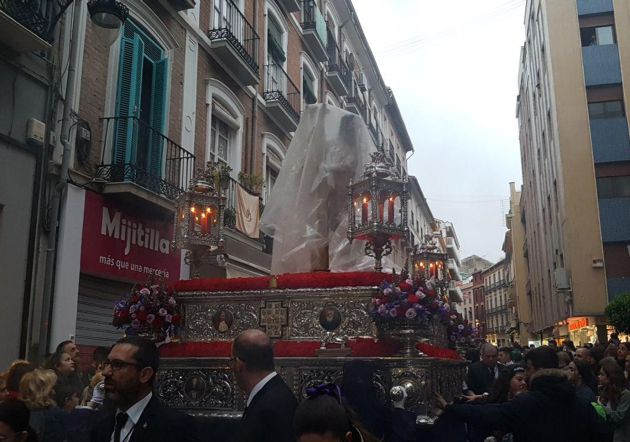 La imagen del Señor de la Paciencia bajo plásticos La imagen del Señor de la Paciencia bajo plásticos