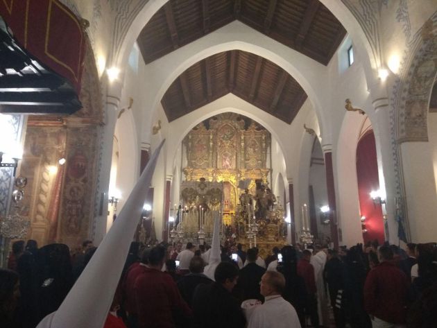 Interior de la iglesia de San Miguel Bajo con los pasos de El Perdón y La Aurora dispuestos para ser visitados tras suspenderse la estación de penitencia por la lluvia Interior de la iglesia de San Miguel Bajo con los pasos de El Perdón y La Aurora dispuestos para ser visitados tras suspenderse la estación de penitencia por la lluvia