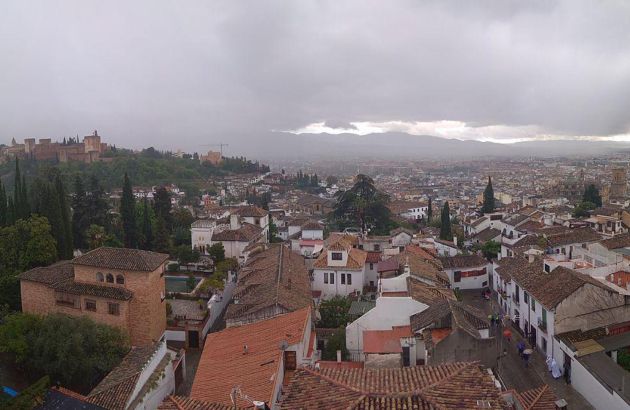 La Alhambra y la ciudad de Granada bajo la lluvia desde el mirador de la iglesia de San Miguel Bajo La Alhambra y la ciudad de Granada bajo la lluvia desde el mirador de la iglesia de San Miguel Bajo