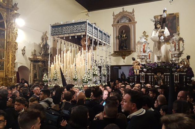 Los pasos de la hermandad de La Concha en su iglesia tras suspenderse la estación de penitencia por la lluvia Los pasos de la hermandad de La Concha en su iglesia tras suspenderse la estación de penitencia por la lluvia