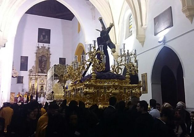 Pasos de la hermandad de La Estrella en la iglesia de San Cristóbal de Granada tras suspenderse la estación de penitencia por la lluvia Pasos de la hermandad de La Estrella en la iglesia de San Cristóbal de Granada tras suspenderse la estación de penitencia por la lluvia