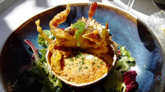 Txangurro relleno de sopa de marisco y buey de mar con queso parmesano y cangrejo chiguato Txangurro relleno de sopa de marisco y buey de mar con queso parmesano y cangrejo chiguato