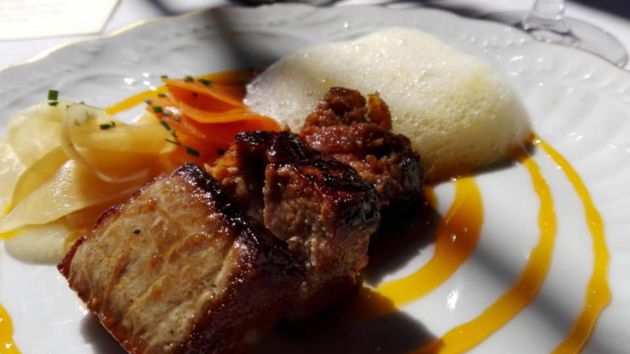 Ventresca de atún caramelizada en salsa teriyaki y aire de naranja Ventresca de atún caramelizada en salsa teriyaki y aire de naranja