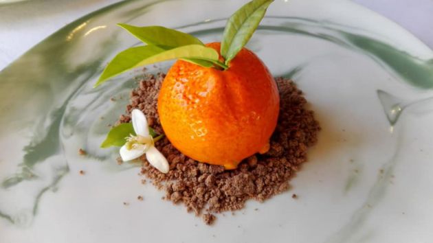 Trampantojo de mandarina rellena de chocolate y naranja amarga Trampantojo de mandarina rellena de chocolate y naranja amarga