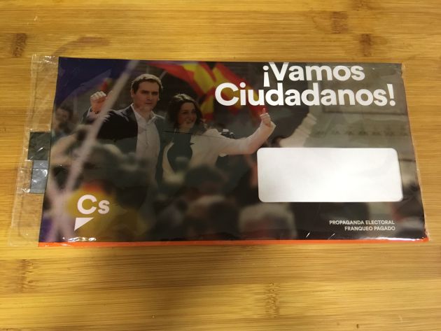 Ciudadanos propone eliminar el plástico pero lo usa en su propaganda electoral Ciudadanos propone eliminar el plástico pero lo usa en su propaganda electoral