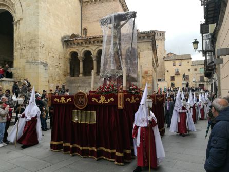 El Cristo en su última palabra de la cofradía de San Millán a su paso junto a a la iglesia de San Martín El Cristo en su última palabra de la cofradía de San Millán a su paso junto a a la iglesia de San Martín