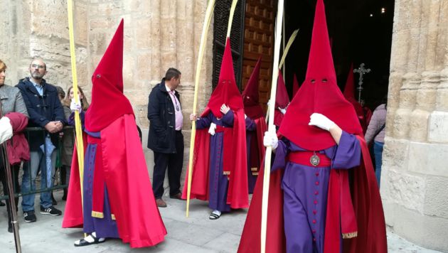Cofrades a las puertas de San Pedro, en el inicio de la procesión a las 10.45 h. Cofrades a las puertas de San Pedro, en el inicio de la procesión a las 10.45 h.