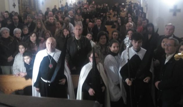 Imagen de los cofrades y fieles durante el rezo de rosario esta tarde en la Merced tras la suspensión de la procesión Imagen de los cofrades y fieles durante el rezo de rosario esta tarde en la Merced tras la suspensión de la procesión