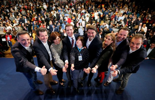 El candidato del PP a la Presidencia del Gobierno, Pablo Casado, y la aspirante a la Generalitat, Isabel Bonig, entre otros candidatos, al término del acto electoral celebrado este sábado en Alicante El candidato del PP a la Presidencia del Gobierno, Pablo Casado, y la aspirante a la Generalitat, Isabel Bonig, entre otros candidatos, al término del acto electoral celebrado este sábado en Alicante