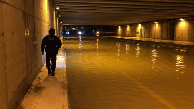 Tres vehículos quedan atrapados en el túnel de Atzavares al inundarse Tres vehículos quedan atrapados en el túnel de Atzavares al inundarse