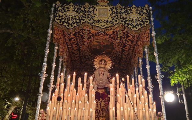 El palio de la Virgen del Mayor Dolor de Granada este Viernes Santo El palio de la Virgen del Mayor Dolor de Granada este Viernes Santo