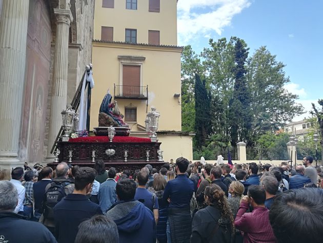 La Virgen de la Soledad de La Cañilla sale de Santo Domingo hacia el Campo del Príncipe en el Viernes Santo de Granada La Virgen de la Soledad de La Cañilla sale de Santo Domingo hacia el Campo del Príncipe en el Viernes Santo de Granada