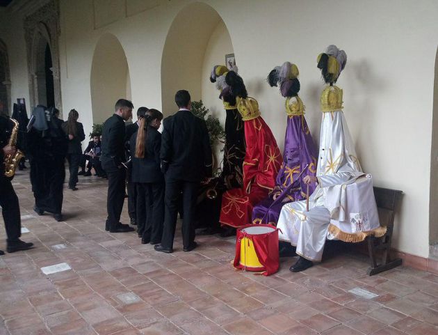 Las populares 'chías' de la hermandad de La Soledad de Granada esperando el comienzo de la estación de penitencia el Viernes Santo Las populares 'chías' de la hermandad de La Soledad de Granada esperando el comienzo de la estación de penitencia el Viernes Santo