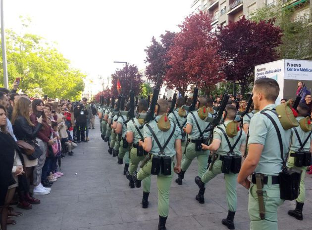 La Legión desfila el Viernes Santo en Granada con la cofradía de Los Ferroviarios La Legión desfila el Viernes Santo en Granada con la cofradía de Los Ferroviarios