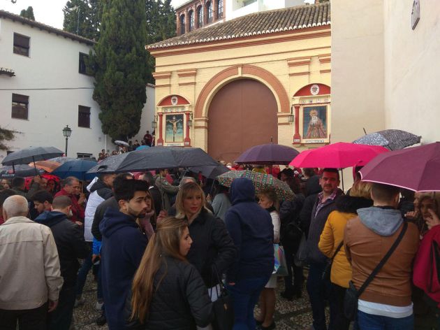 Paraguas abiertos en la espera de la salida de la hermandad de Los Favores en el Viernes Santo de Granada Paraguas abiertos en la espera de la salida de la hermandad de Los Favores en el Viernes Santo de Granada