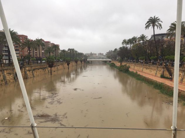 El temporal se siente en la costa, afectando especialmente a La Manga El temporal se siente en la costa, afectando especialmente a La Manga