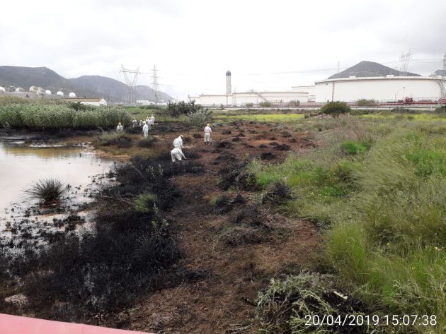 Detectan un vertido de hidrocarburos en la zona industrial de Escombreras Detectan un vertido de hidrocarburos en la zona industrial de Escombreras