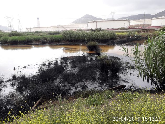 Detectan un vertido de hidrocarburos en la zona industrial de Escombreras Detectan un vertido de hidrocarburos en la zona industrial de Escombreras
