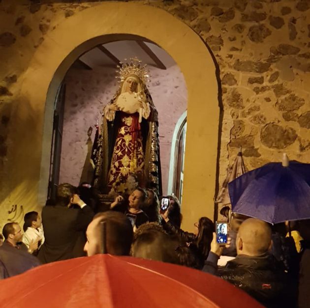 Presentación de la imagen de la Virgen de la Salud a la puerta de la Iglesia de la Asunción de Palazuelos Presentación de la imagen de la Virgen de la Salud a la puerta de la Iglesia de la Asunción de Palazuelos
