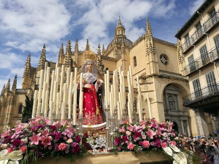 La imagen de la Virgen del Rocio a su llegada a la plaza Mayor La imagen de la Virgen del Rocio a su llegada a la plaza Mayor