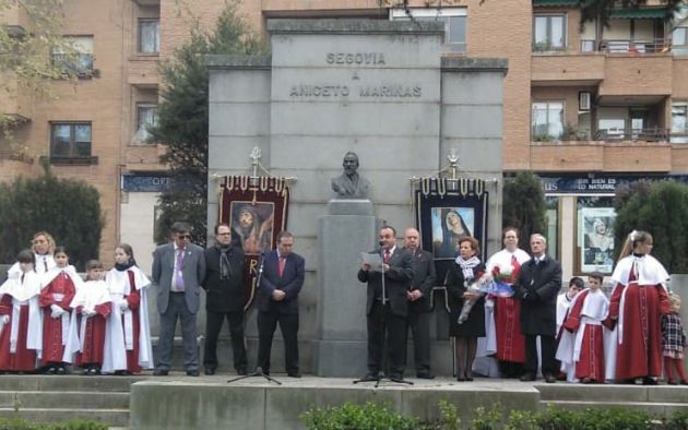 Imagen del tradicional homenaje de San Millán a Aniceto Marinas por Javier Mosácula Imagen del tradicional homenaje de San Millán a Aniceto Marinas por Javier Mosácula