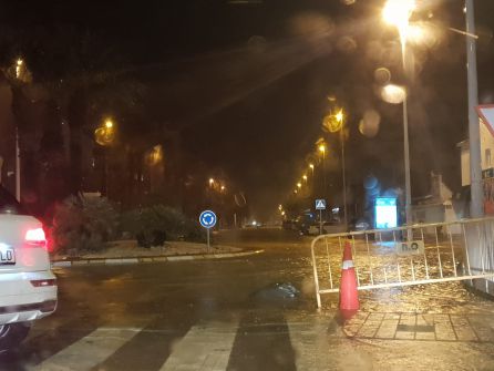 Acceso al Arenal cortado, en la noche del domingo 21 de abril. Acceso al Arenal cortado, en la noche del domingo 21 de abril.