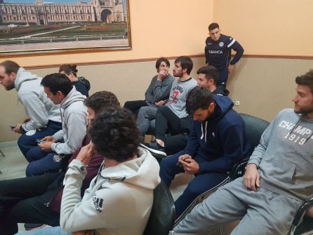 Los jugadores del Ademar arroparon al ya ex entrenador en el momento de su adiós Los jugadores del Ademar arroparon al ya ex entrenador en el momento de su adiós