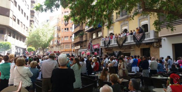 Cientos de personas se darán cita en la plaza de Santo Domingo para ver de cerca a la patrona de Murcia, la Virgen de la Fuensanta, y allí estará la cadena SER Cientos de personas se darán cita en la plaza de Santo Domingo para ver de cerca a la patrona de Murcia, la Virgen de la Fuensanta, y allí estará la cadena SER