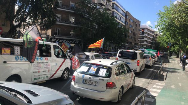 La marcha lenta de los taxistas provoca retenciones en la Ronda Histórica La marcha lenta de los taxistas provoca retenciones en la Ronda Histórica