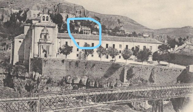 Postal de la Hoz del Huécar, con el puente y Convento. Al fondo, el Hocino de Federico Muelas. Postal de la Hoz del Huécar, con el puente y Convento. Al fondo, el Hocino de Federico Muelas.