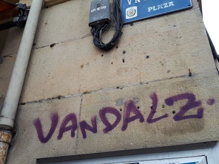 Identificados cuatro grafiteros en Legarre e Iturburu Identificados cuatro grafiteros en Legarre e Iturburu