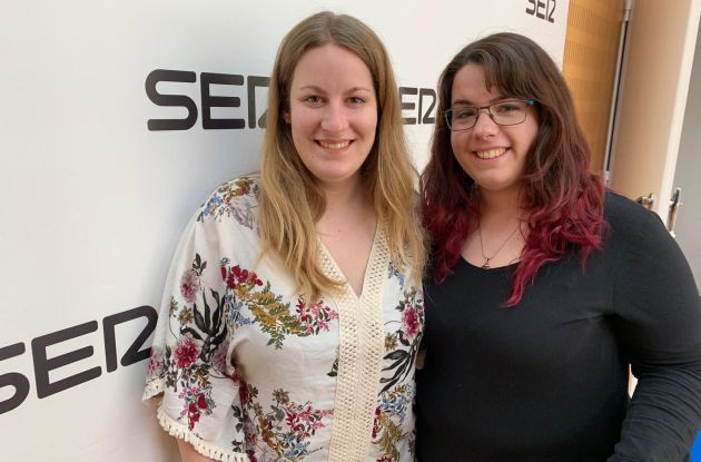 Verónica Carmona y Aida Cervera, en los estudios de Radio Murcia Verónica Carmona y Aida Cervera, en los estudios de Radio Murcia