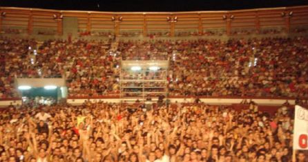 Asistentes a un Festival "Puertollano y Olé" llenando las gradas del Coso Polivalente de Puertollano Asistentes a un Festival "Puertollano y Olé" llenando las gradas del Coso Polivalente de Puertollano