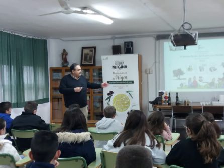 Bernardo García en un momento de la charla a los alumnos y alumnas del colegio General Fresneda Bernardo García en un momento de la charla a los alumnos y alumnas del colegio General Fresneda