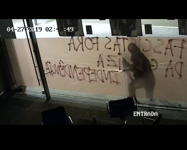 Ciudadanos denuncia pintadas y la rotura de cristales en su sede de Santiago de Compostela Ciudadanos denuncia pintadas y la rotura de cristales en su sede de Santiago de Compostela