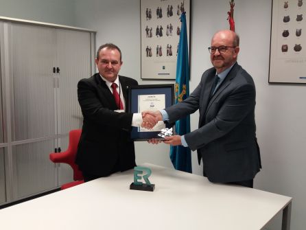 El Consejero de Industria, Isaac Pola, recoge la acreditación de manos de Manuel Romero (AENOR) El Consejero de Industria, Isaac Pola, recoge la acreditación de manos de Manuel Romero (AENOR)