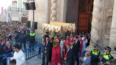 El obispo Jesús Murgui sale del Monasterio de la Santa Faz, portando la reliquia bajo palio. El obispo Jesús Murgui sale del Monasterio de la Santa Faz, portando la reliquia bajo palio.